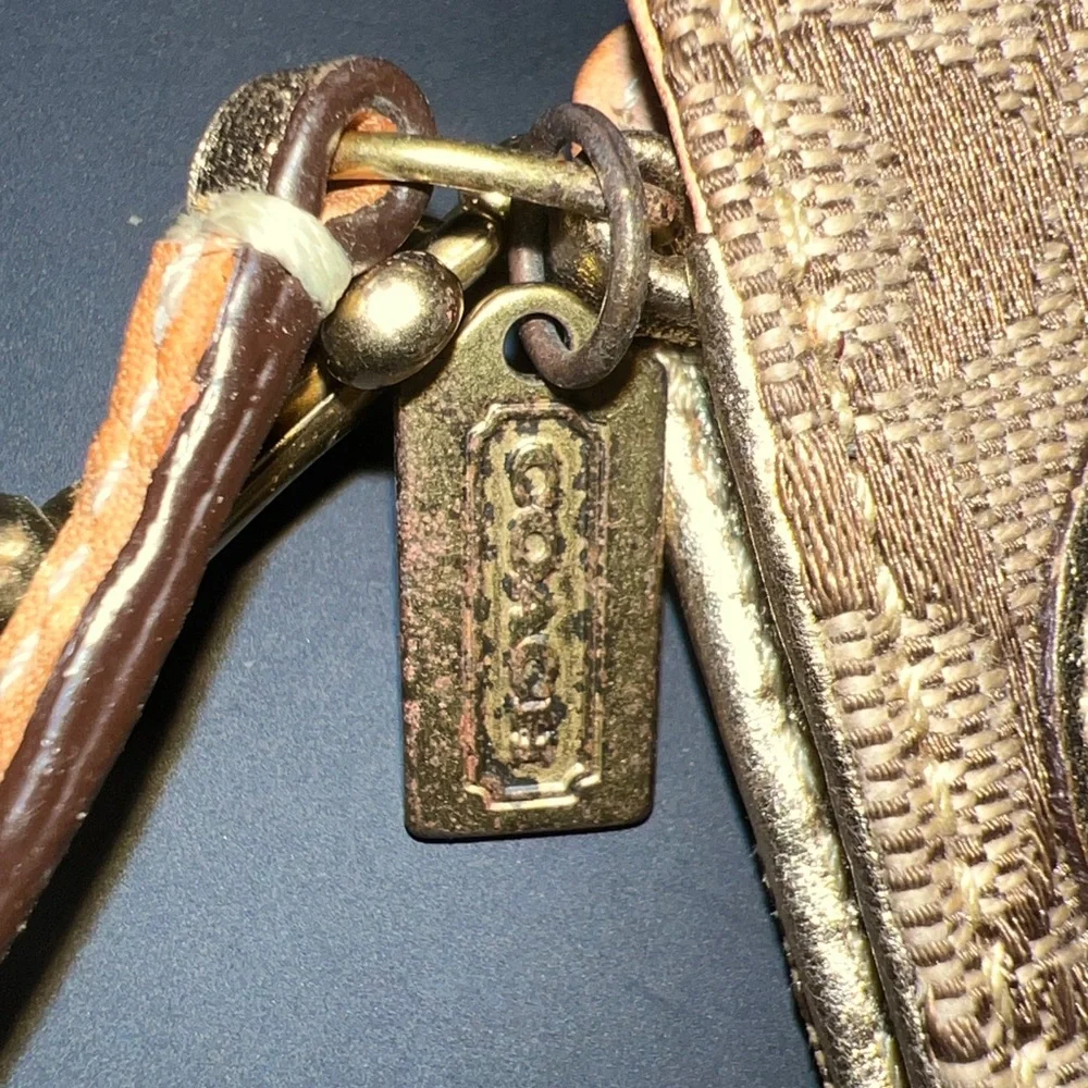 Coach iPod Shuffle Case /w Golden Strap - Picture 3 of 4